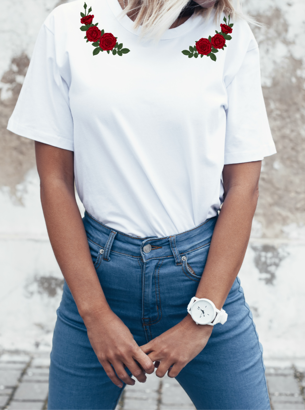 tshirt blanc avec des 3 roses sur chaque epaule 