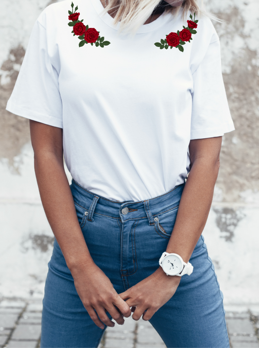 tshirt blanc avec des 3 roses sur chaque epaule 